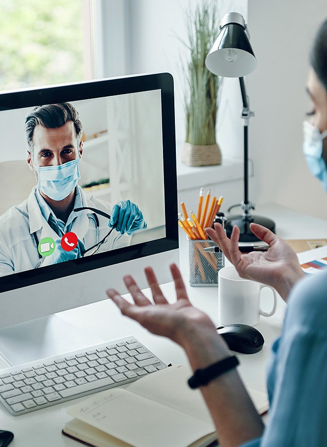 Paciente recibiendo orientación médica mediante consulta virtual